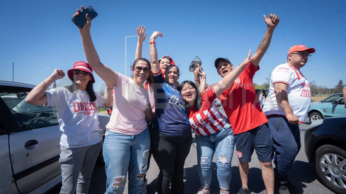 Fanáticos Tatengues. Los hinchas de Unión vivieron una fiesta con el banderazo en la previa del clásico ante Colón.