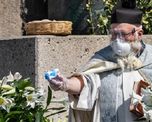 fotos: un cura uso una pistola de agua para bendecir en la pascua y se volvio viral fotos: un cura uso una pistola de agua para bendecir en la pascua y se volvio viral