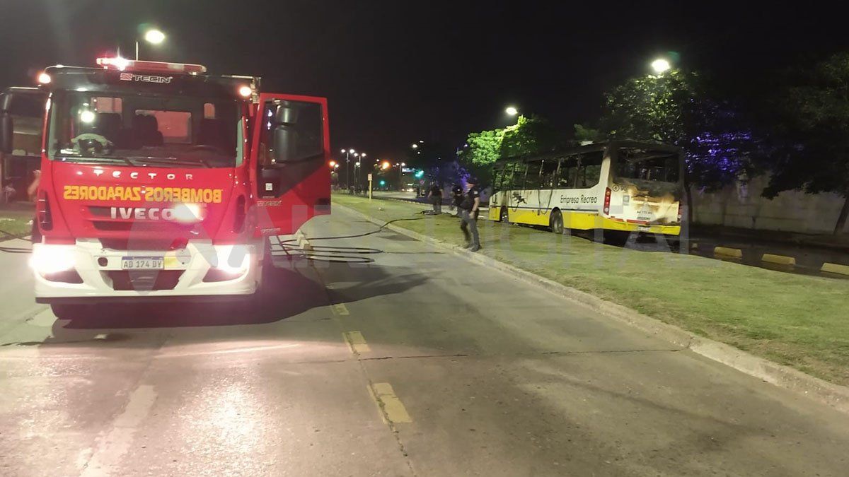 En el lugar, trabajó personal de la Policía de Acción Táctica y de Bomberos, quienes lograron apagar el fuego.
