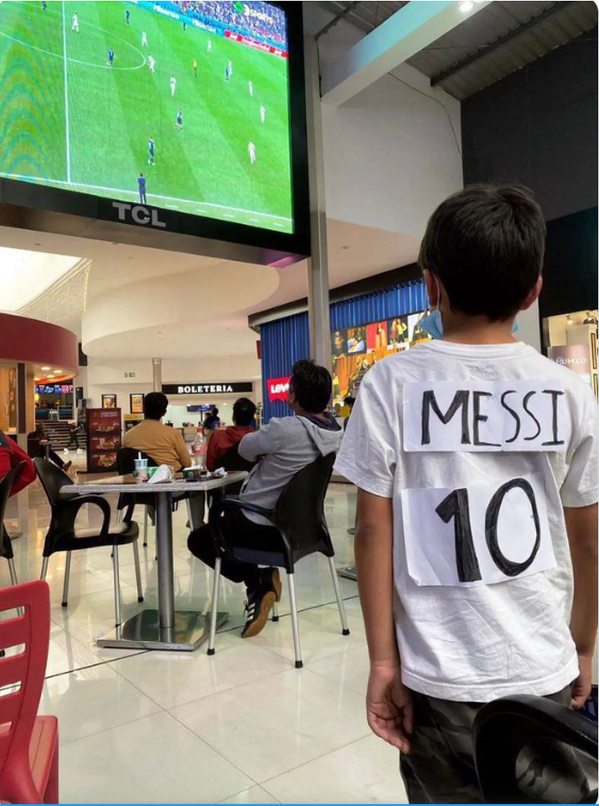 Benjamín García es ecuatoriano, tiene 10 años y es fanático de Lionel Messi.
