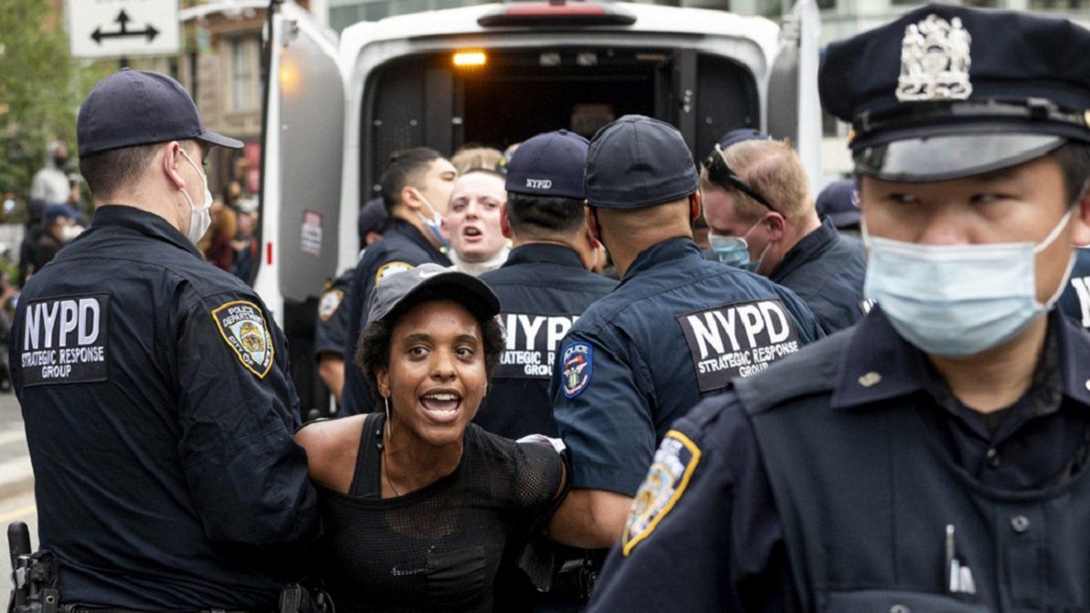 Oficiales de polic&iacute;a detienen a una manifestante durante una protesta de Black Lives Matter2 en Nueva York
