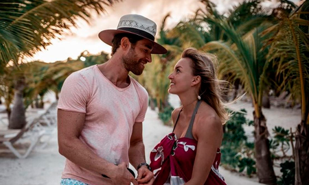 La pareja no sólo se dedica melosos mensajes en redes sociales, sino que realizan juntos divertidos videos que los han puesto en tendencia en varias ocasiones. La pareja no sólo se dedica melosos mensajes en redes sociales, sino que realizan juntos divertidos videos que los han puesto en tendencia en varias ocasiones.
