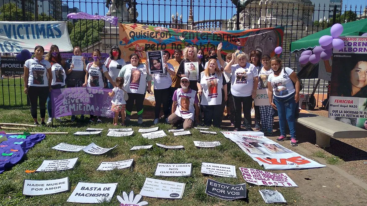 Colocan zapatos frente al Congreso para visibilizar a 150 víctimas de femicidios