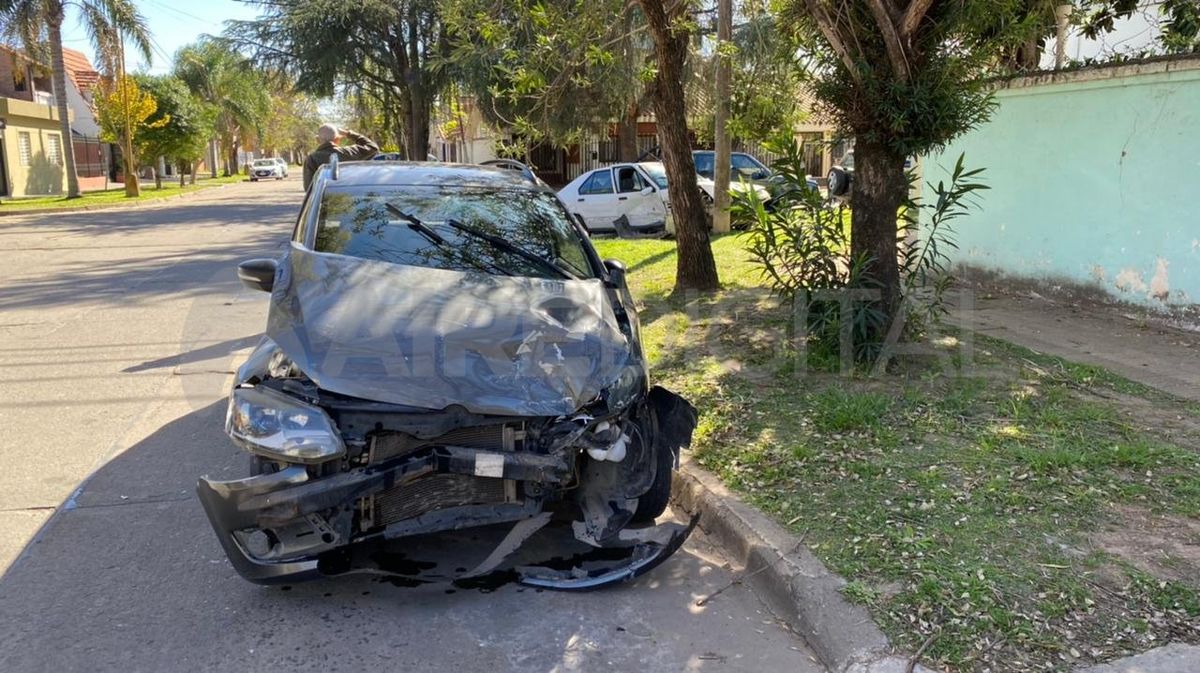 Fuerte accidente de tránsito entre dos vehículos en barrio Guadalupe