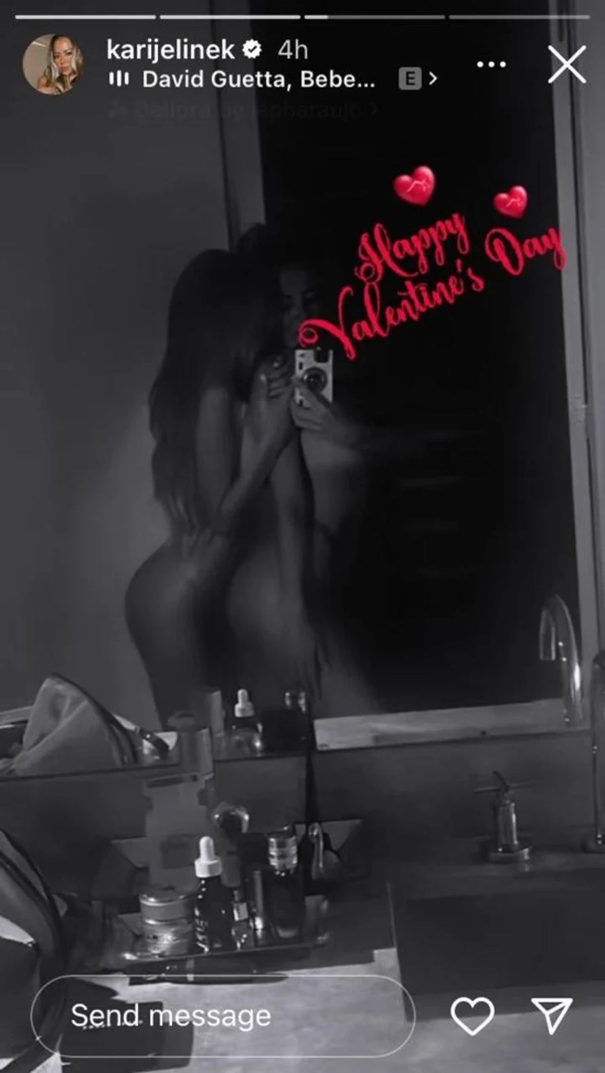 Karina Jelinek y Flor Parise sin corpiño y frente a un espejo.