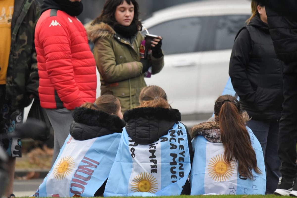 Desde todo el país, los fanáticos del Indio Solari llegaron a Avellaneda para el último adiós al popular músico.