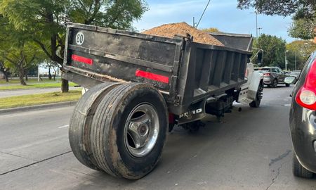 El incidente ocurrió este viernes por la mañana mientras el vehículo transportaba arena. No hubo heridos, pero se registran demoras en el tránsito.