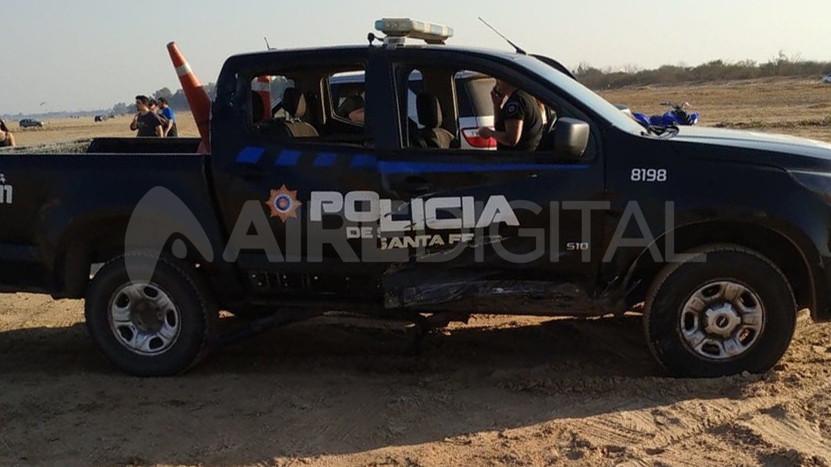Así quedó el móvil policial tras el choque con la motocicleta.