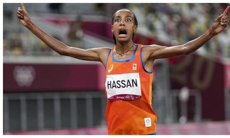 La atleta olímpica ya ganó la medalla de oro en los 5.000 metros. La atleta olímpica ya ganó la medalla de oro en los 5.000 metros.