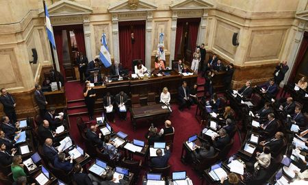 La Cámara de Senadores sesionará este jueves para tratar los proyectos de leyes que modifican el Impuesto a las Ganancias y la Ley de Alquileres. La Cámara de Senadores sesionará este jueves para tratar los proyectos de leyes que modifican el Impuesto a las Ganancias y la Ley de Alquileres.
