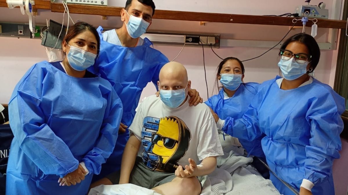 Mateo junto al personal de salud del área de oncohematología del Hospital de Niños Orlando Alassia. Mateo junto al personal de salud del área de oncohematología del Hospital de Niños Orlando Alassia.