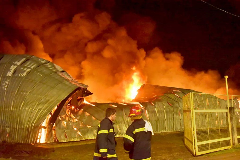 Un gran incendio destruyó un depósito de Aduana en Misiones
