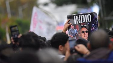 El último adiós al Indio, en fotos: masiva peregrinación hacia Avellaneda Desde todo el país, los fanáticos del Indio Solari llegaron a Avellaneda para el último adiós al popular músico.