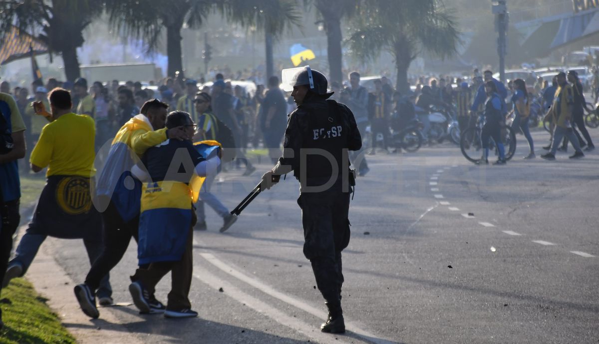 Todo era una fiesta hasta que comenzaron los disturbios. Todo era una fiesta hasta que comenzaron los disturbios.