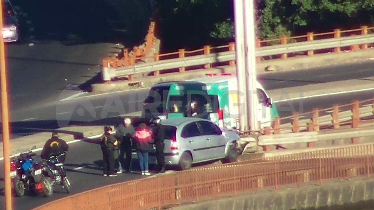 El auto chocó contra el guardarraíl en la bifurcación del viaducto Oroño en el ingreso a la ciudad de Santa Fe. 