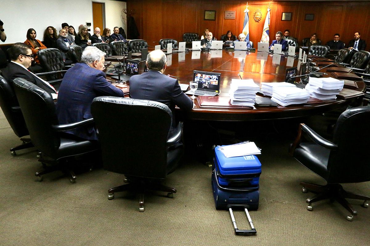 Con una valija con documentación, el juez Gastón Salmain hizo su descargo ante el Comisión de Acusación del Consejo de la Magistratura. Con una valija con documentación, el juez Gastón Salmain hizo su descargo ante el Comisión de Acusación del Consejo de la Magistratura.