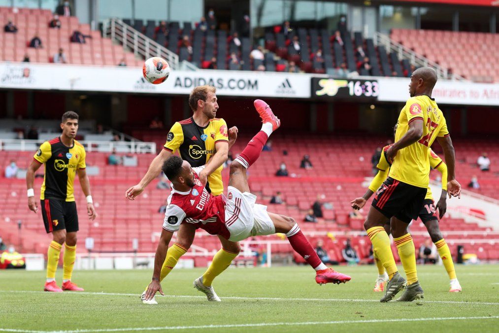 Pierre Emerick Aubameyang anota de espaldas su segundo gol en la victoria 3-2 del Arsenal sobre el Watford de Roberto Tucu Pereyra y Nacho Pussetto.