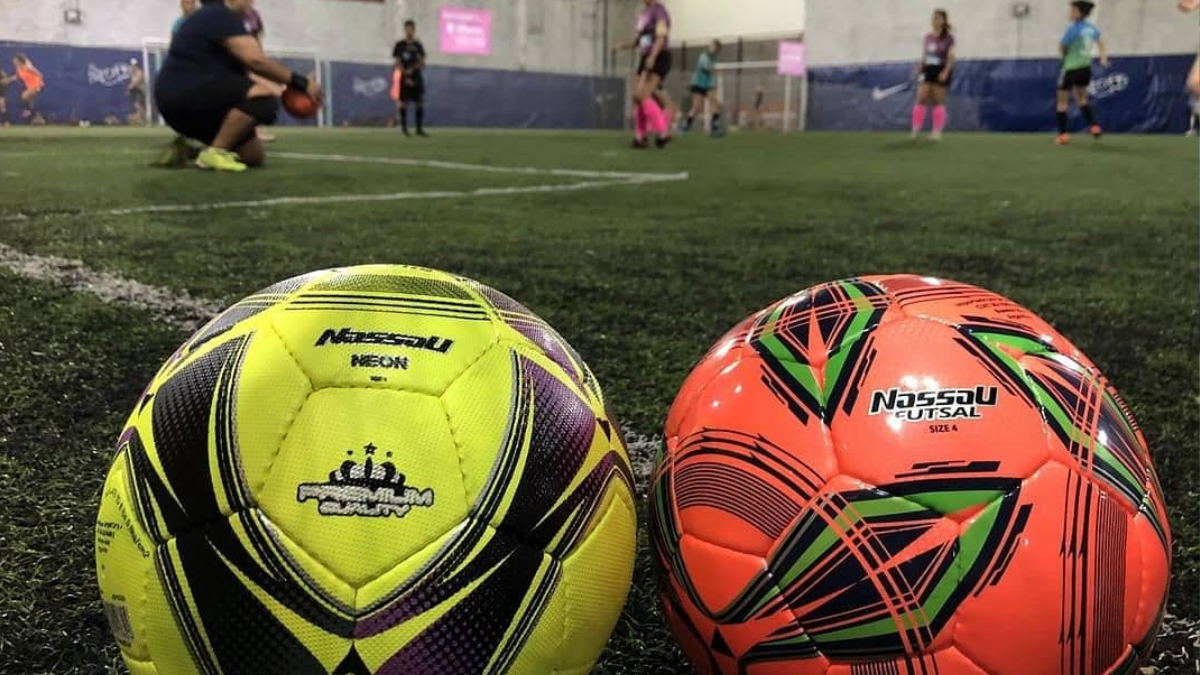 Las pelotas para jugar un partido de fútbol 5, cuestan hasta $70.000 en mayo. Las pelotas para jugar un partido de fútbol 5, cuestan hasta $70.000 en mayo.