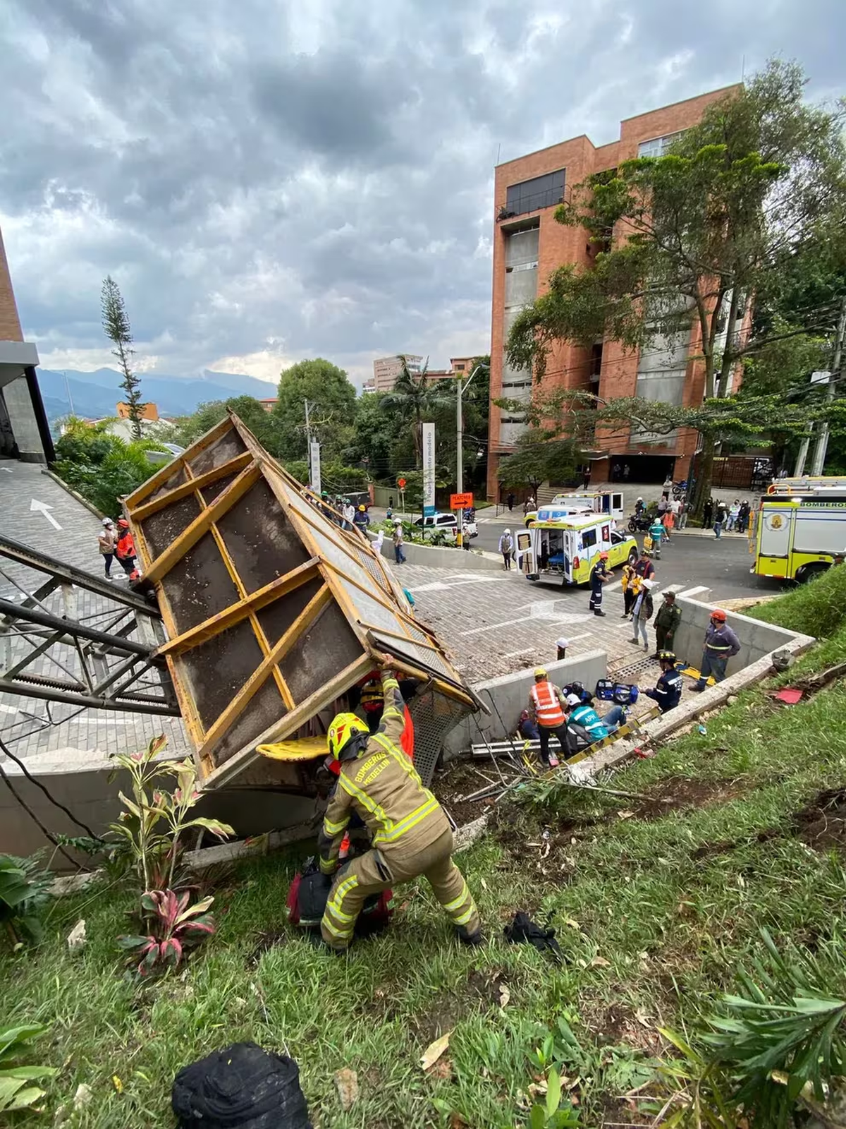 Las maniobras de rescate de la tragedia en Medellín, Colombia, donde un ascensor se desplomó por accidente. Las maniobras de rescate de la tragedia en Medellín, Colombia, donde un ascensor se desplomó por accidente.