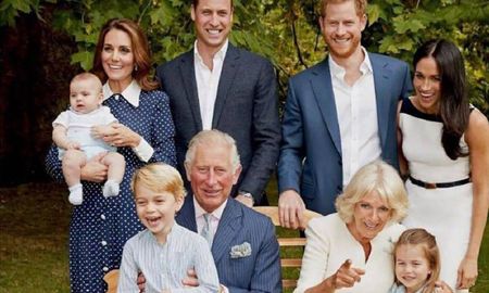 Fotografía del príncipe Carlos de Gales con su familia por motivo de su 70.º cumpleaños en noviembre de 2018. Fotografía del príncipe Carlos de Gales con su familia por motivo de su 70.º cumpleaños en noviembre de 2018.