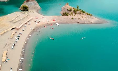 El dique Valle Grande funciona como un gigantesco espejo de agua que regula el cauce del río Atuel, permitiendo la formación de bahías seguras para los bañistas. El dique Valle Grande funciona como un gigantesco espejo de agua que regula el cauce del río Atuel, permitiendo la formación de bahías seguras para los bañistas.