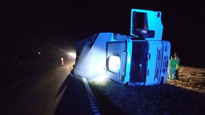 Autopista Rosario - Santa Fe: un camión despistó y volcó a la altura de Oliveros