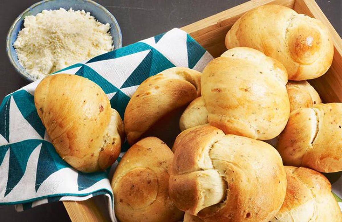 El pan casero de queso es una receta fácil y económica, perfecta para hacer en casa y sorprender a toda la familia. El pan casero de queso es una receta fácil y económica, perfecta para hacer en casa y sorprender a toda la familia.