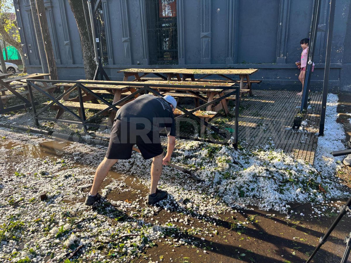 Vecinos quitan el hielo que quedó acumulado tras el temporal de Funes.
