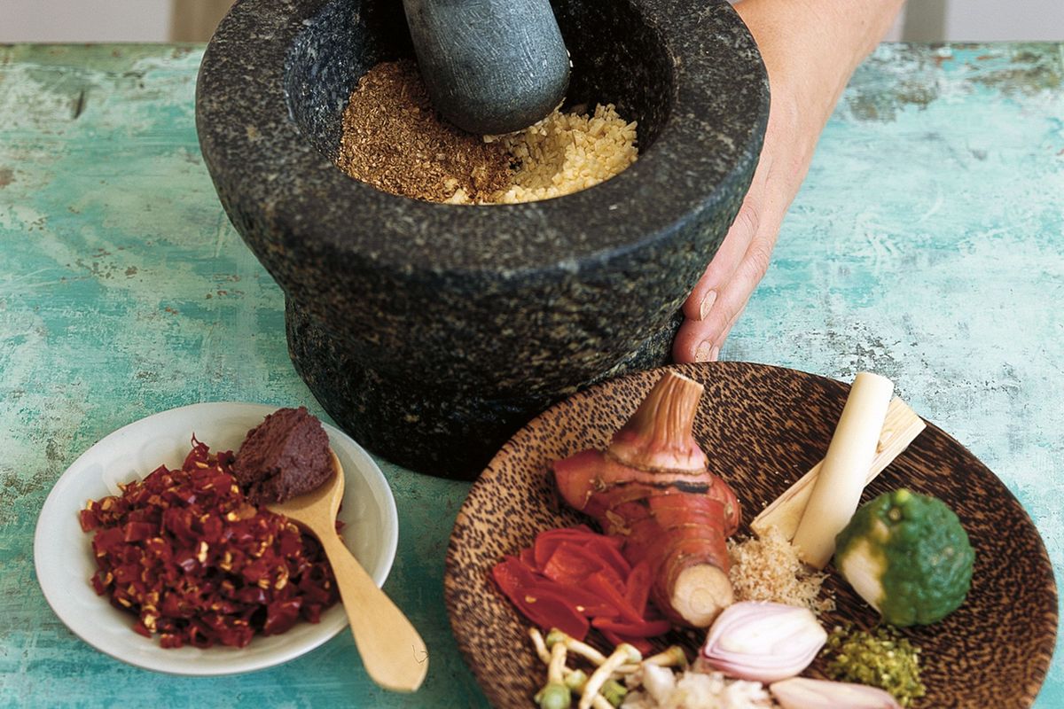 Para hacer la pasta de curry de Tailandia, todos los ingredientes deben ser molidos o procesados en crudo, como se dijo en MasterChef.