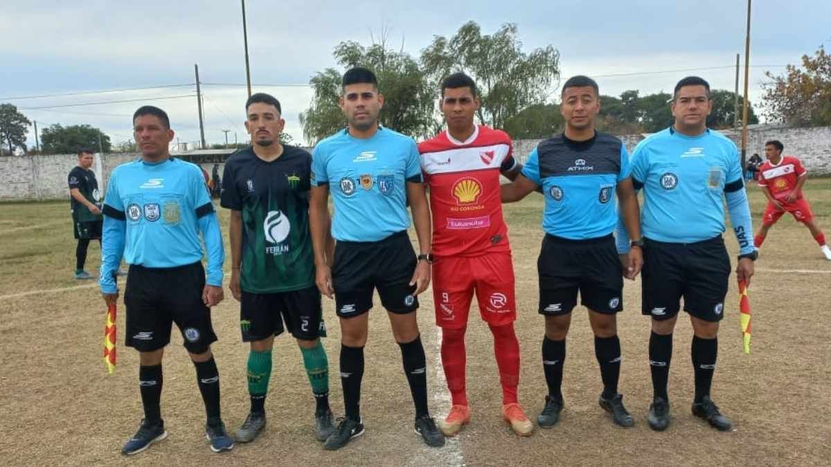 Loyola - Belgrano, uno de los partidos de la fecha 8 del ascenso de la Liga Santafesina de Fútbol. Foto: Luciano Vertone.
