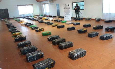 Un cargamento de cerca de dos toneladas de marihuana prensada fue decomisado en la localidad misionera de Puerto Esperanza. Un cargamento de cerca de dos toneladas de marihuana prensada fue decomisado en la localidad misionera de Puerto Esperanza.
