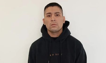 Se fugó a pesar de que había prometido no hacerlo. Se fugó a pesar de que había prometido no hacerlo.