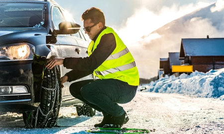Las cadenas deben colocarse en las ruedas del auto que tienen tracción. Las cadenas deben colocarse en las ruedas del auto que tienen tracción.
