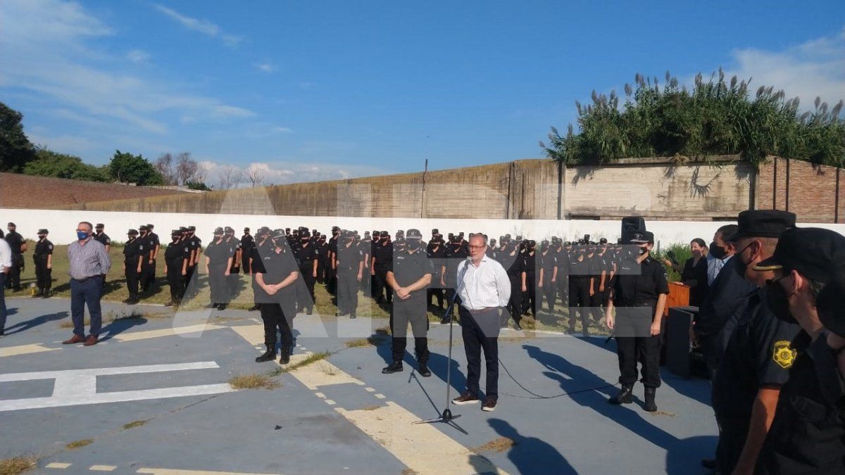 El secretario de Seguridad adelantó que en poco tiempo la provincia de Santa Fe sumará 300 motos y 300 vehículos para la fuerza. “Vamos a sumar fuertes elementos tecnológicos con la transferencia de recursos que hizo la Nación. Vamos a dotar con tecnología de punta para dirigir el esfuerzo policial y controlar a la fuerza”, comentó.