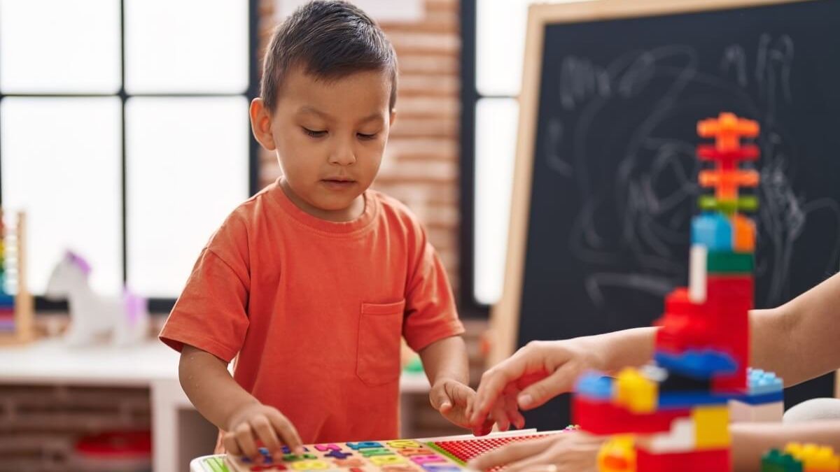 La diferencia de madurez entre un niño de 6 años recién cumplidos y uno que está por cumplir 7 impacta directamente en la velocidad de alfabetización inicial. La diferencia de madurez entre un niño de 6 años recién cumplidos y uno que está por cumplir 7 impacta directamente en la velocidad de alfabetización inicial.