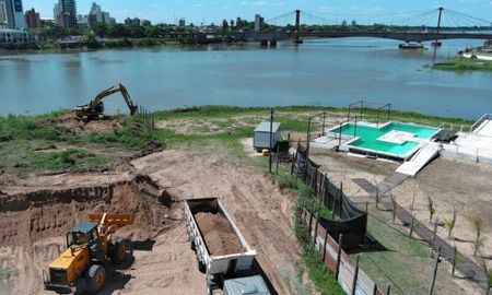 El Ministerio de Obras Públicas, a través de la Secretaría de Recursos Hídricos, restituyó las condiciones naturales de un terraplén en Alto Verde.