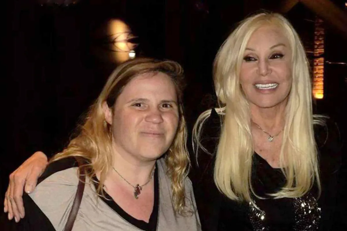 Lorna Gemetto, la reconocida fan de Susana Giménez, quiso entrevistar al hipnotizador John Milton, pero en el medio de la bienvenida apareció un video pornográfico y tuvieron que parar todo.