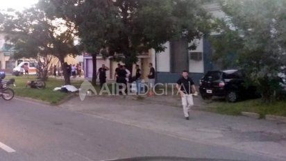 Derrape fatal: perdió el control de su moto, cayó contra el asfalto y murió