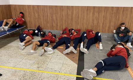 El plantel de Independiente quedó varado en el aeropuerto de Salvador de Bahía y jugarán por la Copa Sudamericana este martes a las 19.15. El plantel de Independiente quedó varado en el aeropuerto de Salvador de Bahía y jugarán por la Copa Sudamericana este martes a las 19.15.