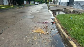 Un accidente en Facundo Zuviría y JP López dejó una moto con carrito pochoclero volcada y la calzada llena de maíz y copos