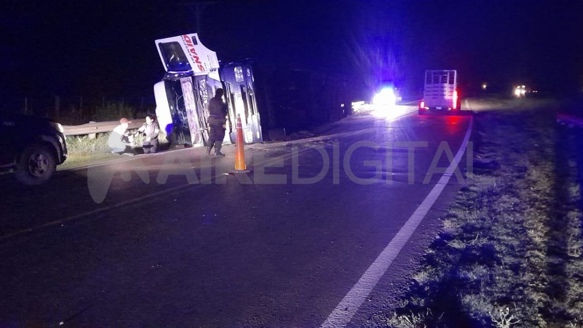 Volcó un camión sobre la ruta 11