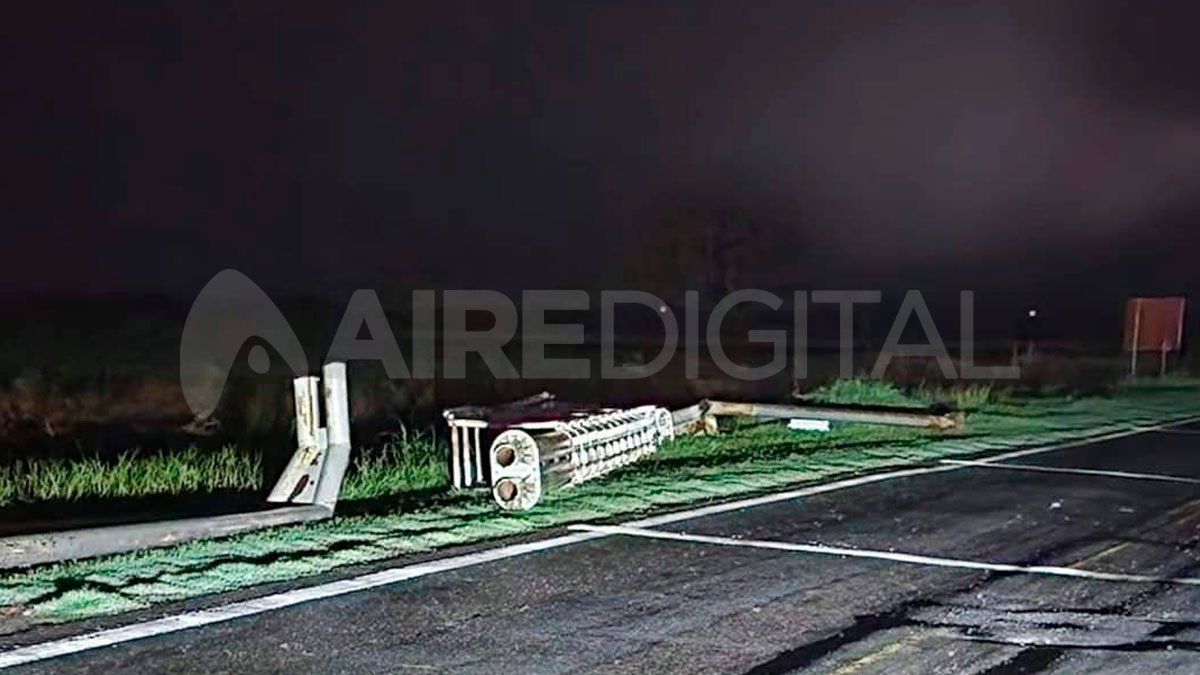 El temporal, que duró 15 minutos, generó graves daños en la red eléctrica de la ciudad de Las Parejas, en el departamento Belgrano.
