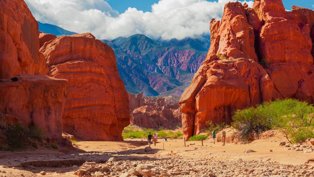 La Quebrada de las Conchas es famosa por sus impresionantes formaciones rocosas de tonos rojizos. La Quebrada de las Conchas es famosa por sus impresionantes formaciones rocosas de tonos rojizos.
