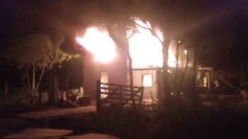 Incendio en una vivienda de Gessler: una familia de 12 personas logró salir ilesa