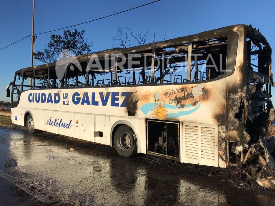 Un colectivo de media distancia se prendió fuego en Circunvalación