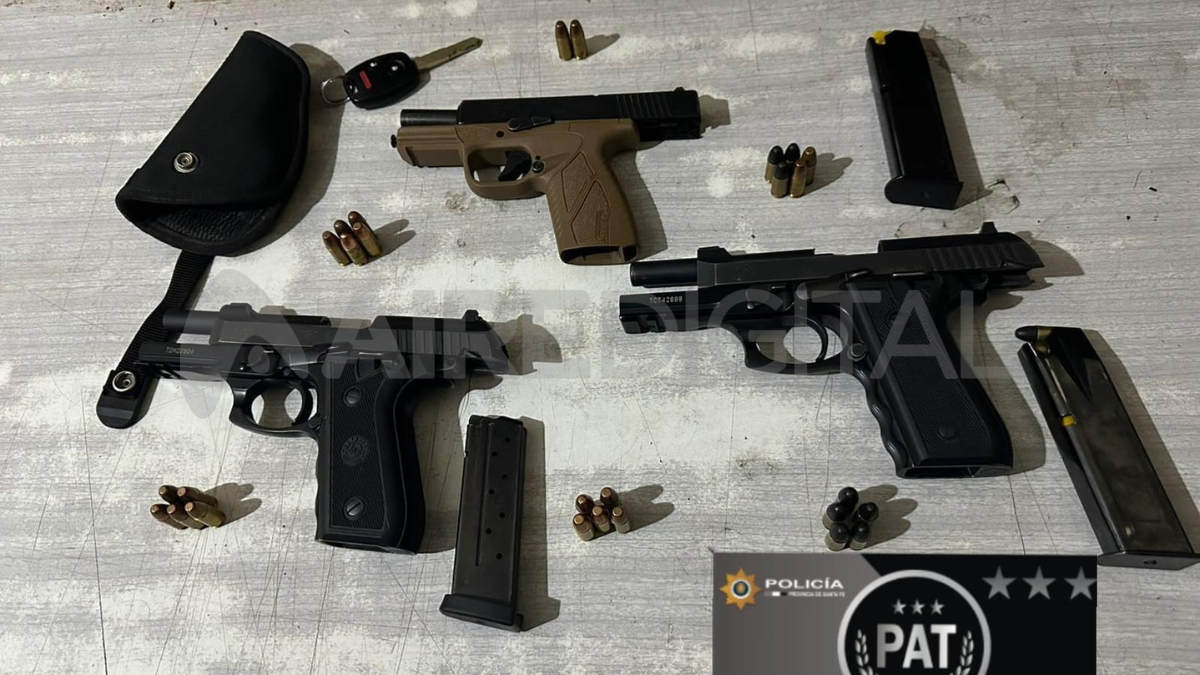 Las armas, los cargadores y cartuchos incautados. Las armas, los cargadores y cartuchos incautados.