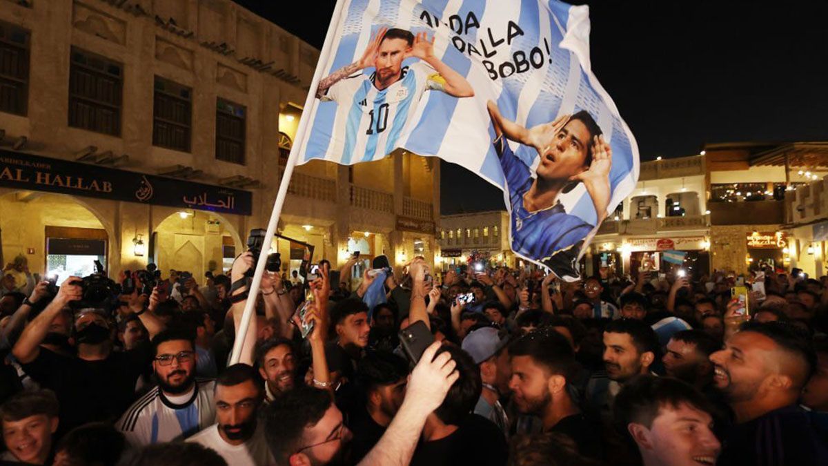 Un numeroso grupo de hinchas del seleccionado argentino y otros tantos curiosos animaron hoy el último banderazo en la previa de la final del Mundial de Qatar 2022 contra Francia