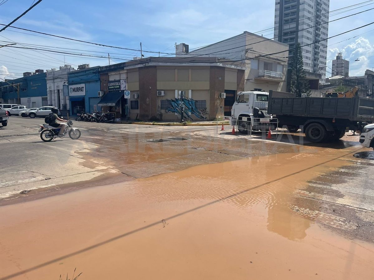 Calzada reducida por reparación de un caño con perdidas en calle San Luis con intercepción en Junin.