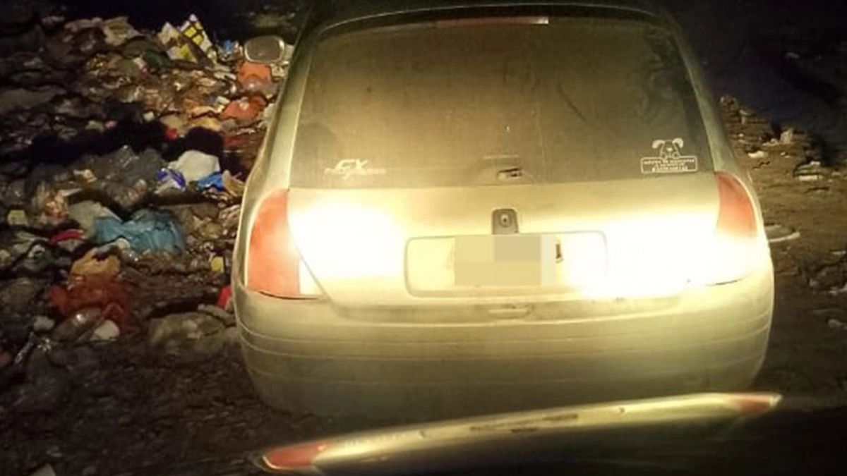 La Policía secuestró el auto robado y desarmado en Paraná.