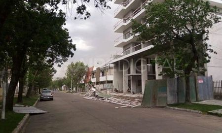 El temporal pasó por Reconquista este domingo y dejó voladura de chapas. El temporal pasó por Reconquista este domingo y dejó voladura de chapas.